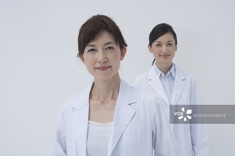 微笑的日本女医生肖像图片素材