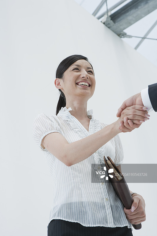 商务女人握手微笑图片素材