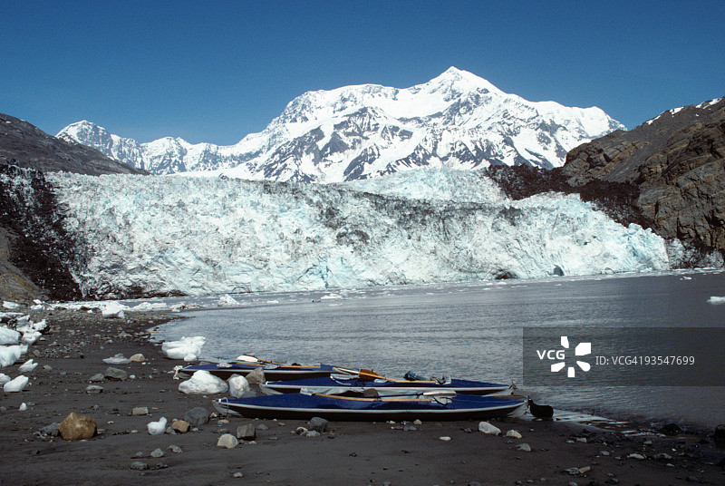 在冰冷的海湾划皮划艇图片素材