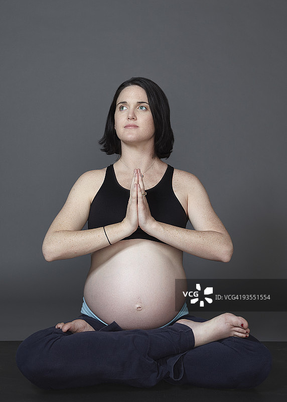 孕妇冥想和练习瑜伽图片素材