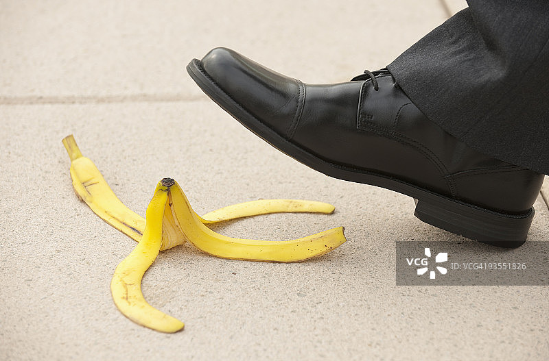 商务人士踩到香蕉皮图片素材