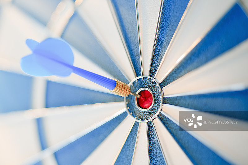 飞镖靶的靶心上的飞镖图片素材