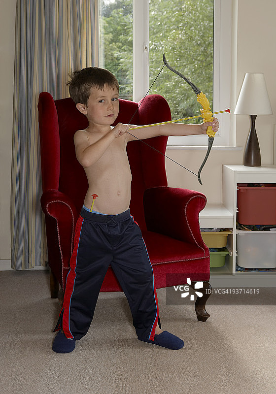 拿着玩具弓箭的男孩图片素材