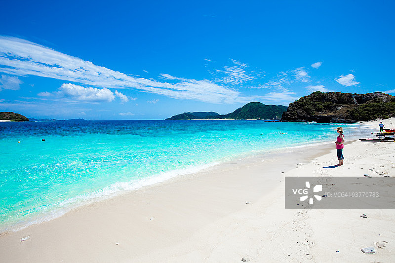 冲绳荒凉热带岛屿上的女孩图片素材