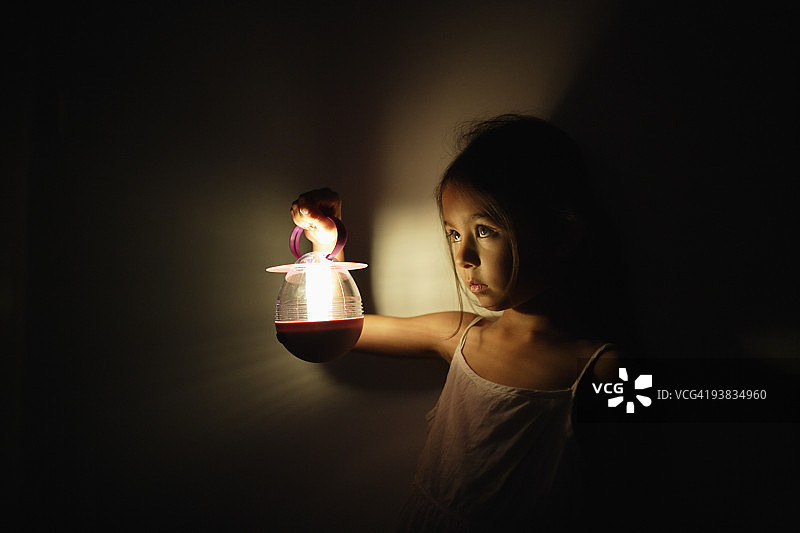 女孩手持电灯笼图片素材