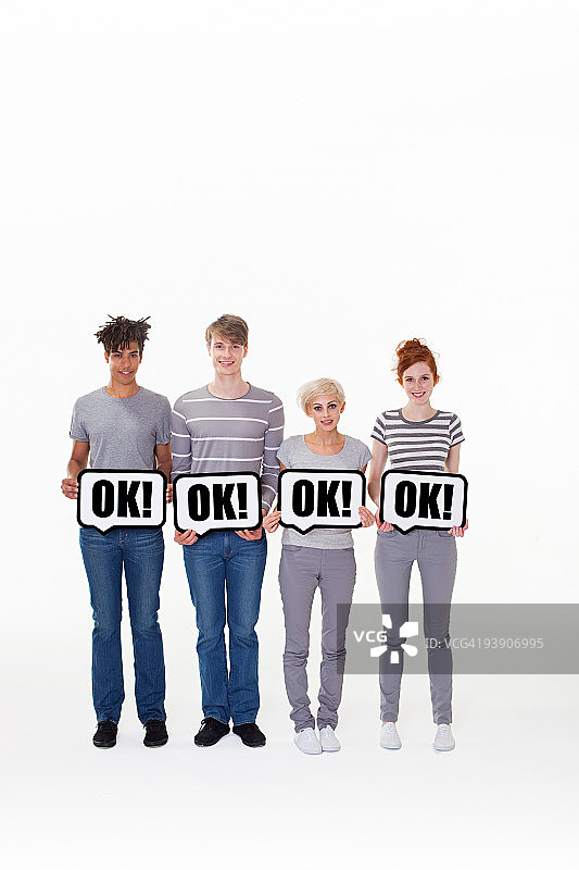 人们举着写有“OK”的标牌图片素材