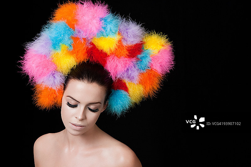 佩戴彩色头饰的年轻女人图片素材