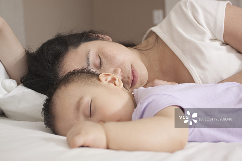 中国母亲和婴儿睡觉图片素材