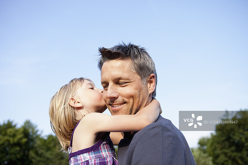 女儿亲吻父亲图片素材