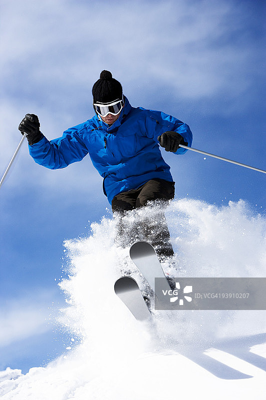 身穿蓝黑色滑雪服的男子在非滑雪道上图片素材