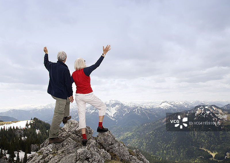 年长夫妇在山顶图片素材