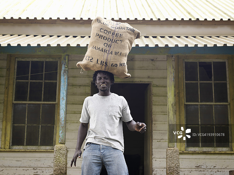 工人头顶咖啡豆麻袋图片素材