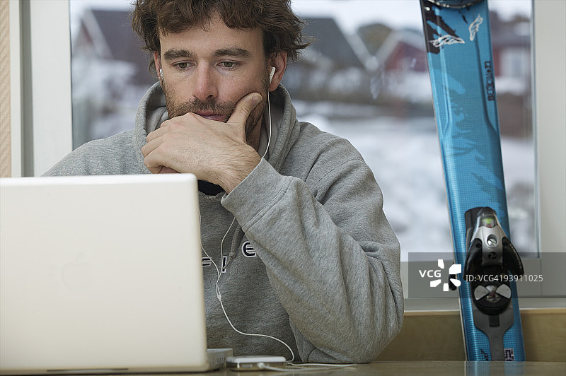 滑雪者查看电子邮件图片素材