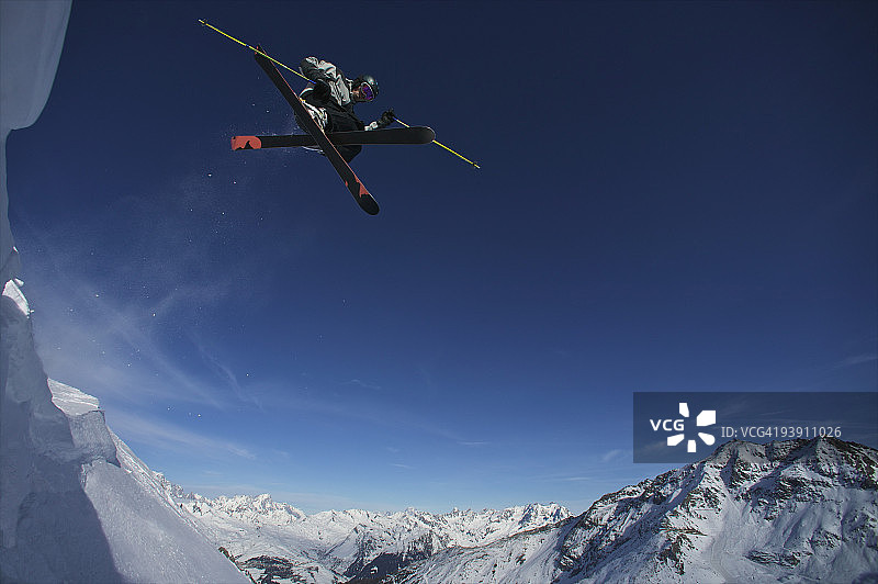 滑雪者跳入空中图片素材