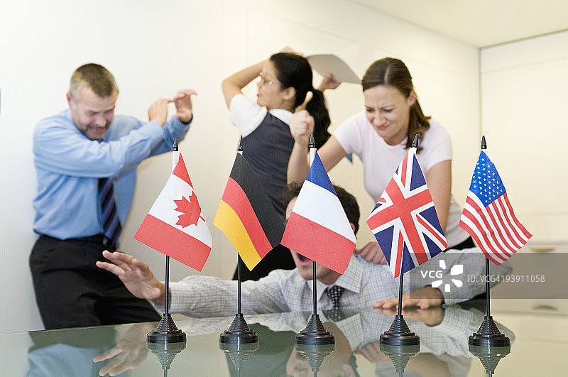 旗帜后方争斗的商业团体图片素材