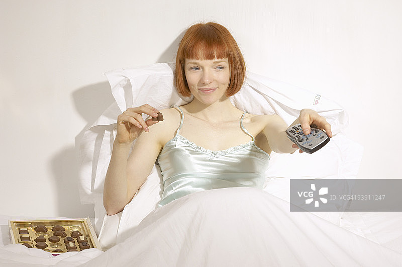 照镜子的女人图片素材