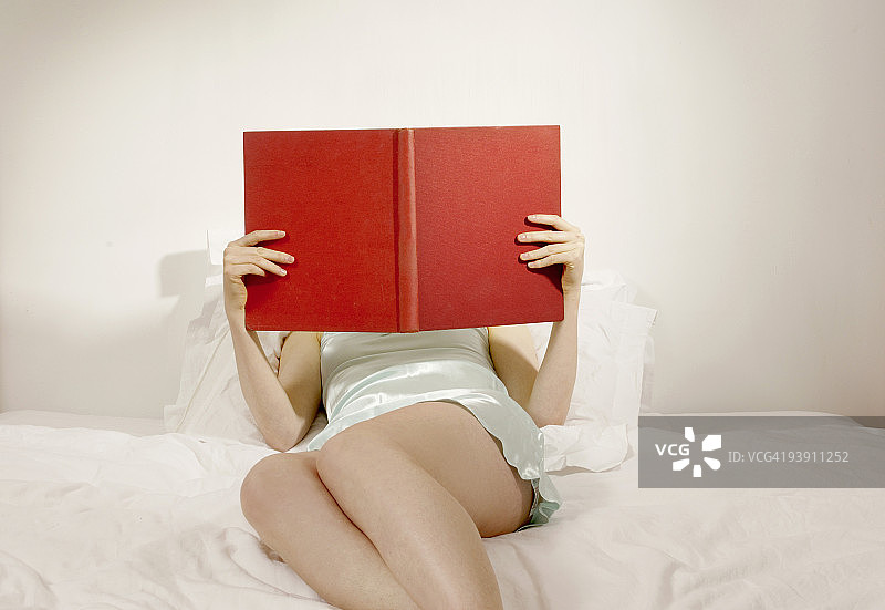 女人在床上读书图片素材