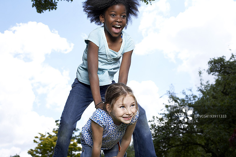 花园里的孩子们图片素材
