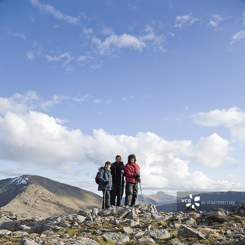 山顶上的父与子图片素材