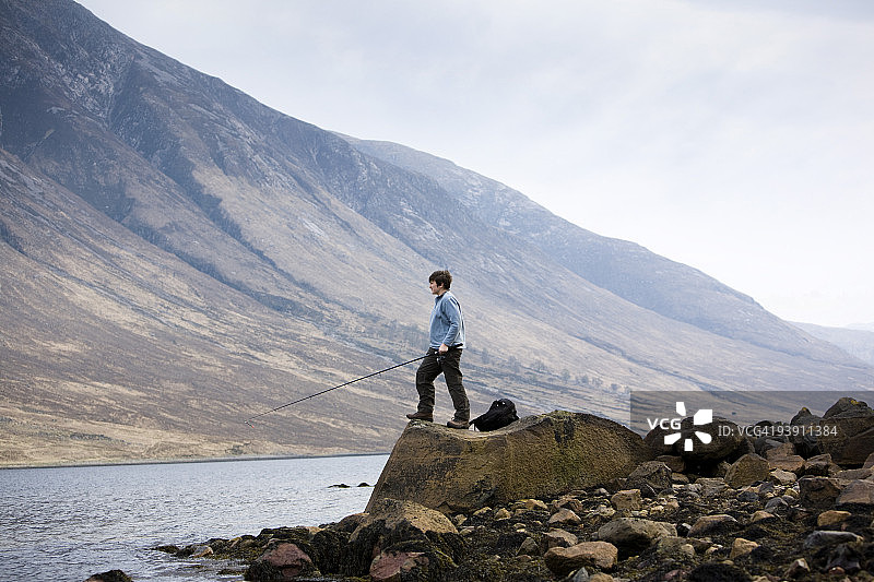 在湖上钓鱼图片素材