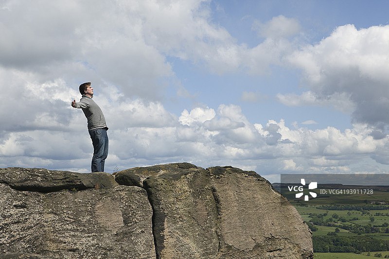 站在风中的男人图片素材