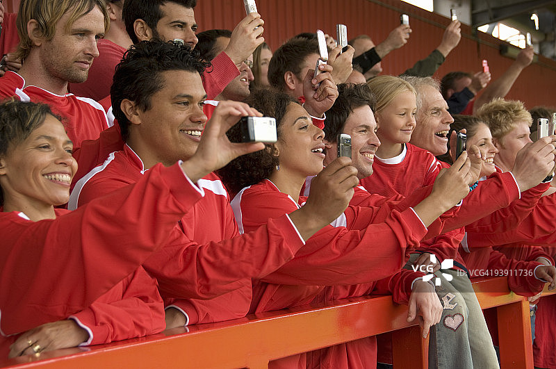 球迷在足球比赛中拍照图片素材