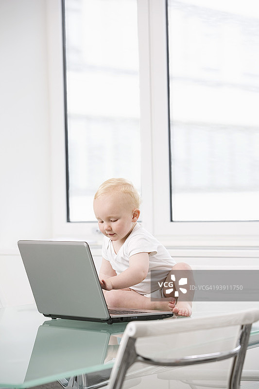 宝宝在用笔记本电脑图片素材