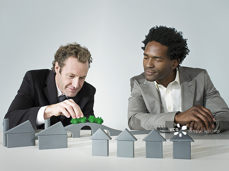 两位男士在玩火车图片素材