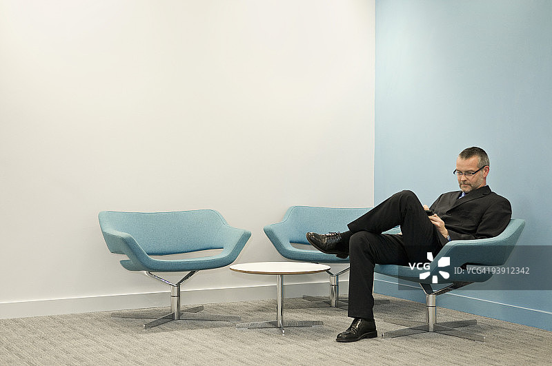 发短信的商务男士肖像图片素材