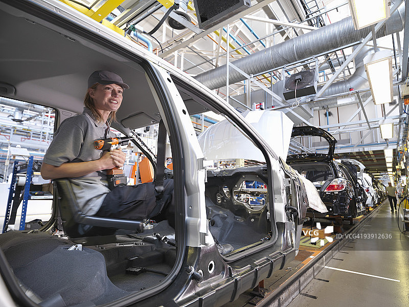 生产线上的女汽车工人图片素材