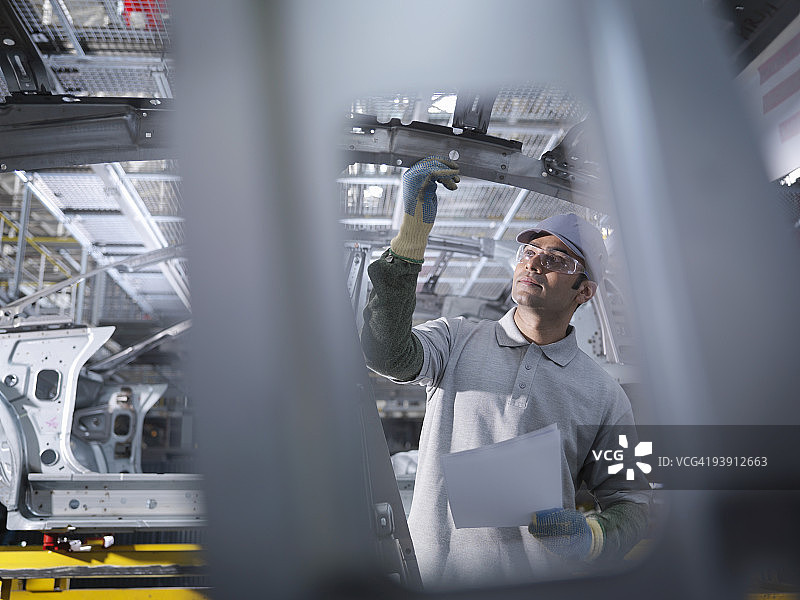 汽车工厂工人检查汽车图片素材