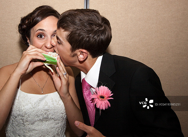 新婚夫妇第一次分享蛋糕图片素材