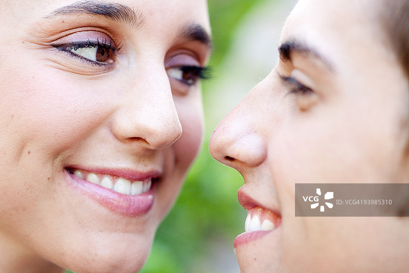 微笑的新婚夫妇图片素材