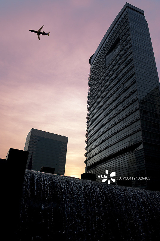 建筑物上空的飞机图片素材