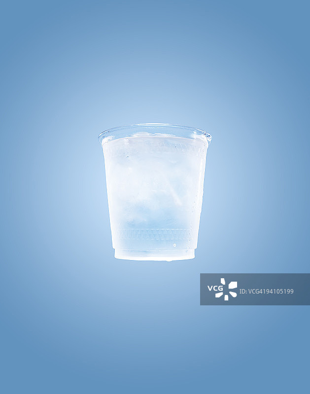 蓝色背景上的水杯图片素材