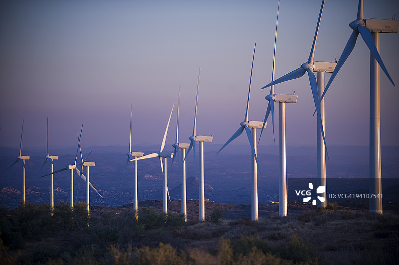 风力发电场的200英尺风力涡轮机图片素材