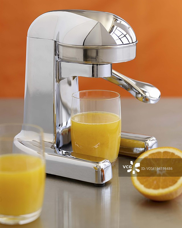 复古榨汁机与橙汁图片素材