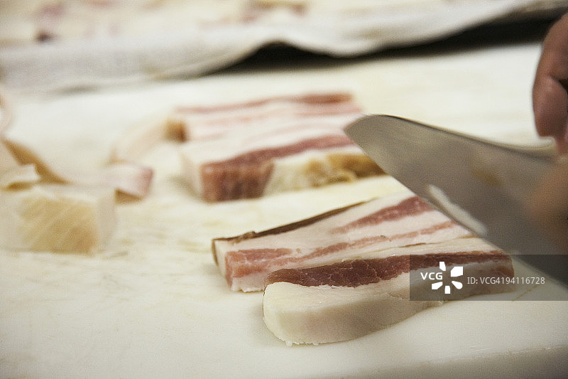 将生猪肉切成培根图片素材