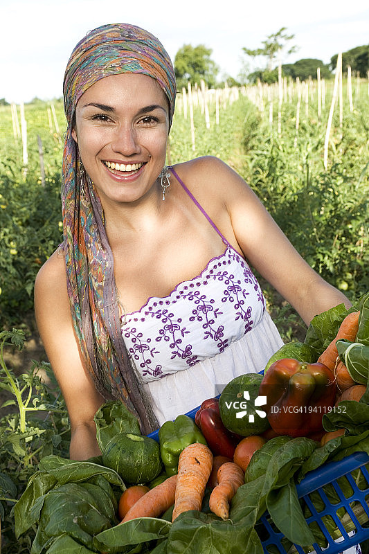 阿根廷圣米格尔德图库曼：carrying着蔬菜篮的女人图片素材