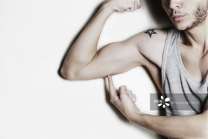 男人展示他的肱二头肌图片素材