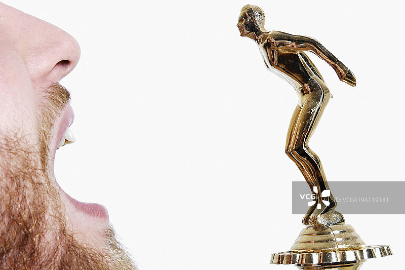 奖杯跳入人嘴里的场景图片素材