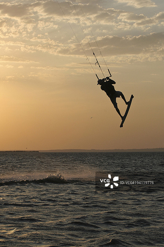俄罗斯克拉斯诺达尔边疆区阿纳帕海上的风筝冲浪者图片素材