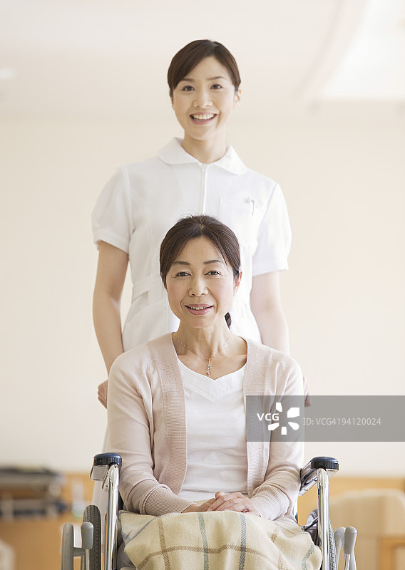 坐在轮椅上的病人和护士图片素材