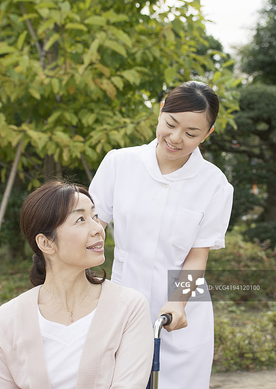 坐在轮椅上的病人和护士图片素材