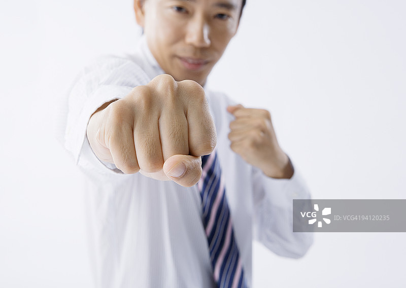 男人出拳图片素材