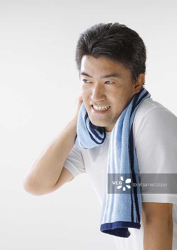 男人擦汗图片素材