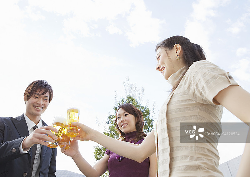 男人和女人敬酒图片素材
