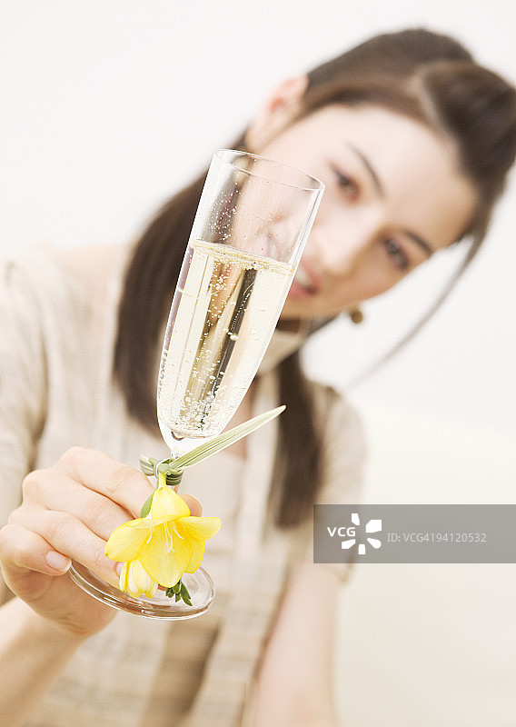 手持一杯气泡酒的女人图片素材