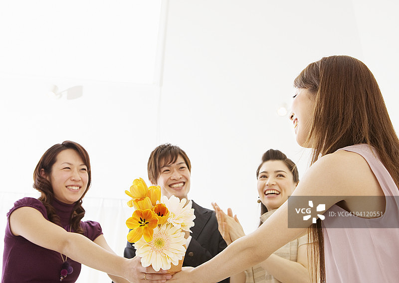 女人赠送花束图片素材
