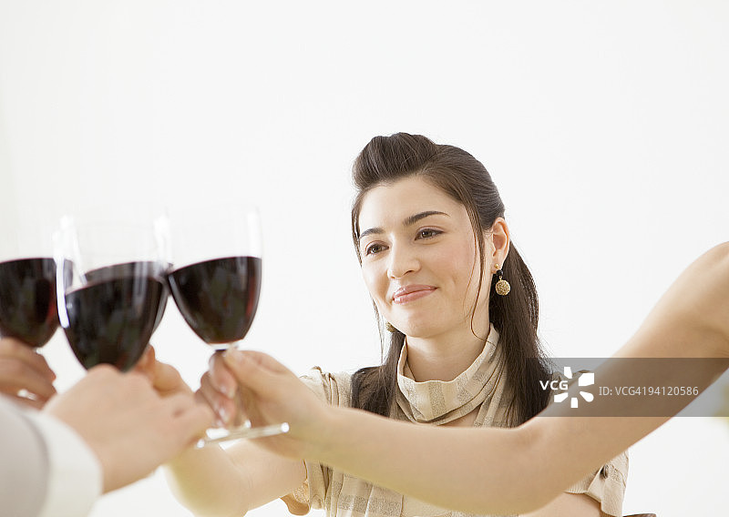 敬酒的女人图片素材